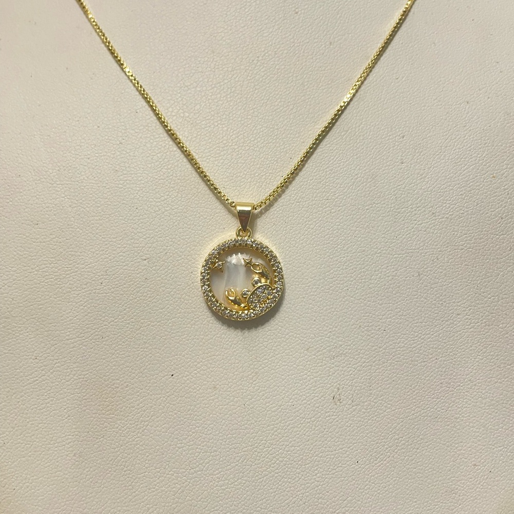 Elegant Gold Pendant Necklace